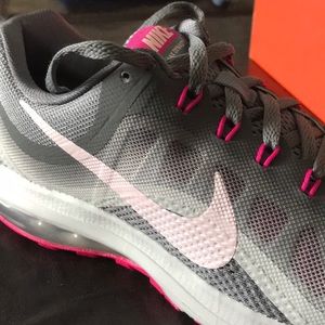 New in box women’s Nike Air Max Dynasty 2 shoes.